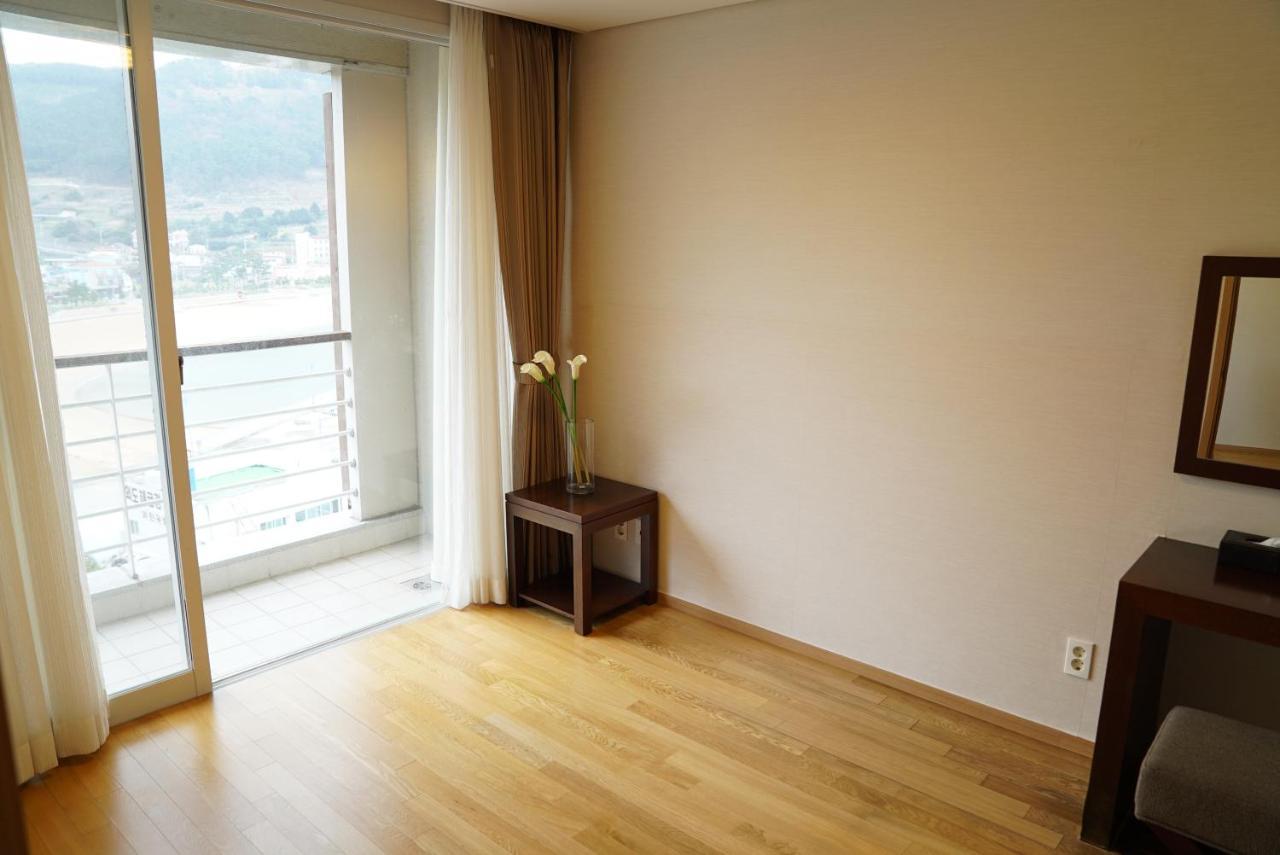 Hotel Riviera Geoje Bagian luar foto